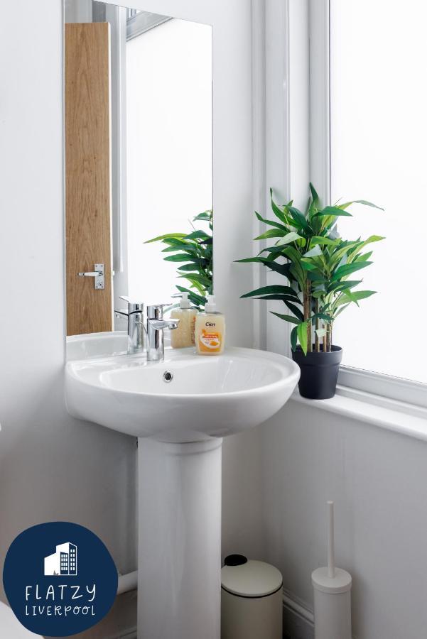 Flatzy - 6 Bed Oasis Close To Football Stadiums Liverpool Esterno foto
